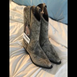 Rockin Country leather cowgirl boot. Never worn!